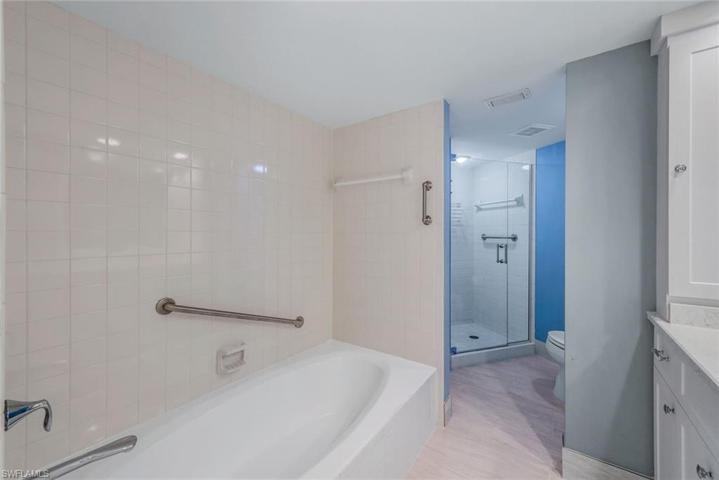 6040  Pelican Bay  BLVD, Naples, FL 34108