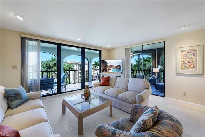 6040  Pelican Bay  BLVD, Naples, FL 34108