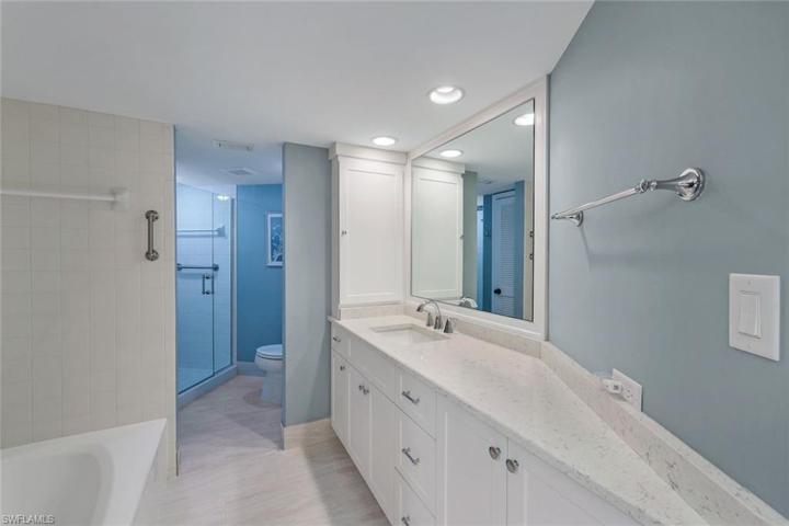 6040  Pelican Bay  BLVD, Naples, FL 34108