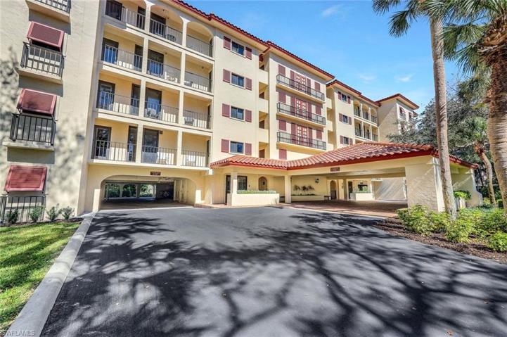 6040  Pelican Bay  BLVD, Naples, FL 34108