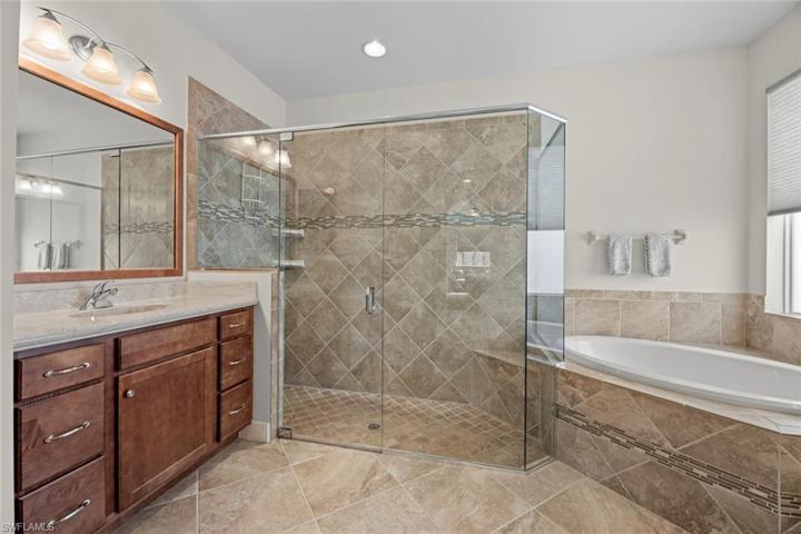 Master en-suite bath w/large walk-in shower w/upgraded glass surround