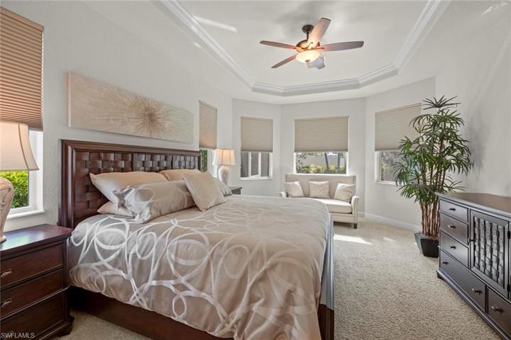 Master suite w/large sitting area