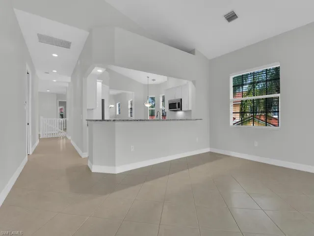 Kitchen w/ Breakfast Bar