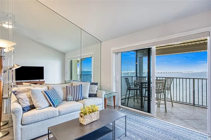 Living-to-Lanai