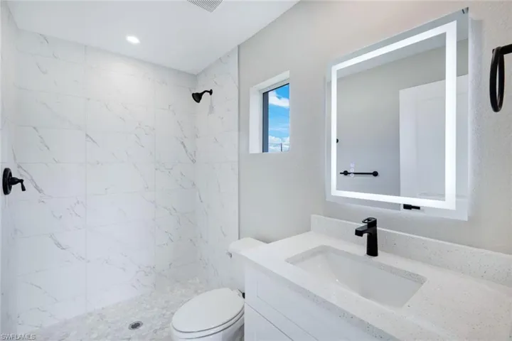 guest room 1-optional second owner's suite bath/habitacion de invitados 1 o segundo dormitorio principal con bano