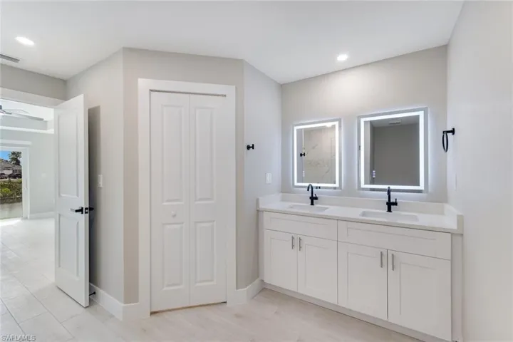 owner's ensuite bath/bano principal with walk-in closet/vestidor