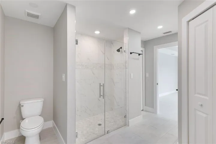 glass shower door/puerta de vidrio