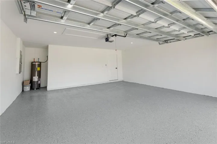 garage with painted flecks floor/garage con suelo pintado