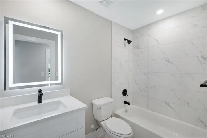 guest bathroom/bano de invitados