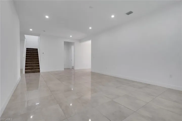 Versatile flex room 15' x 20'.