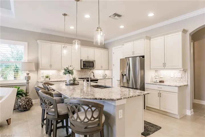 UNDER MOUNT LIGHTING, CROWN MOLDING & SOFT-CLOSE DRAWERS!
