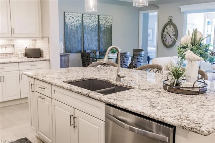 MODERN KITCHEN WITH UNBELIEVABLY BEAUTIFUL GRANITE COUNTERTOPS & UPGRADED BACKSPLASH!