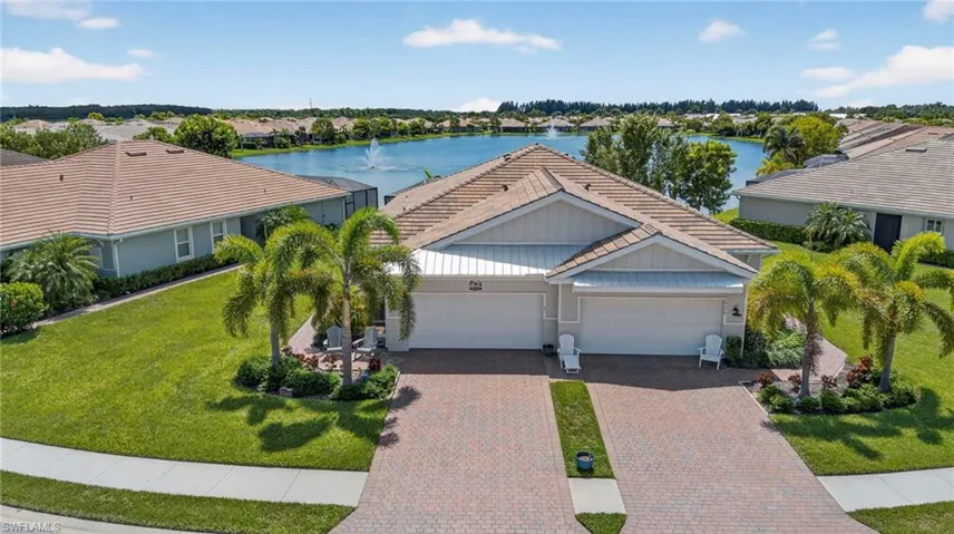 14582  Edgewater  CIR, Naples, FL 34114