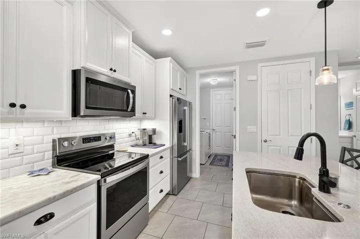 14582  Edgewater  CIR, Naples, FL 34114