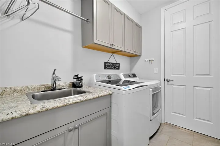 14582  Edgewater  CIR, Naples, FL 34114