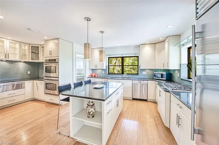Kitchen_with_huge_center_island