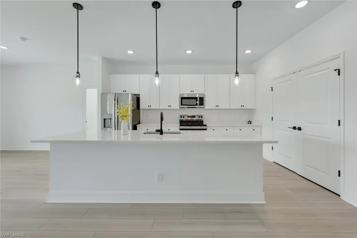 large island w/ bar seating