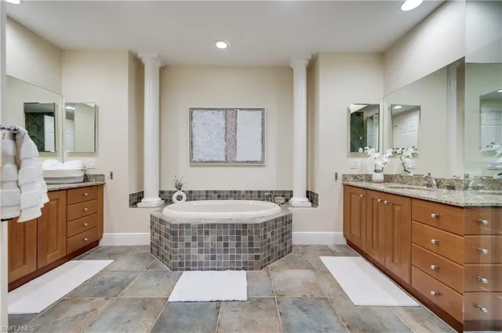 Primary en-suite bathroom with 2 separate sinks, Tub and shower