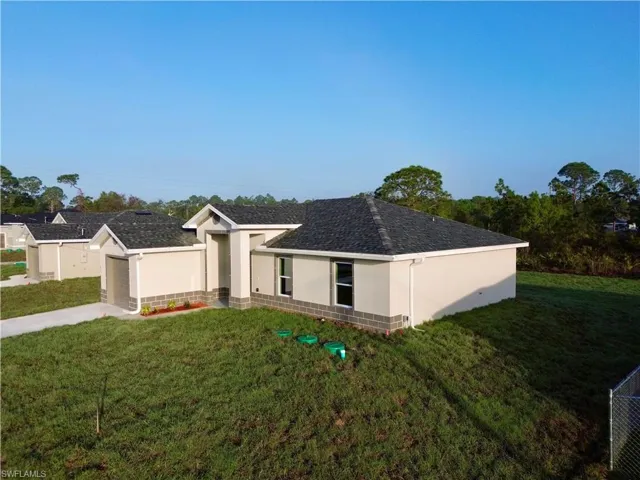 Ranch-style house featuring a front yard
