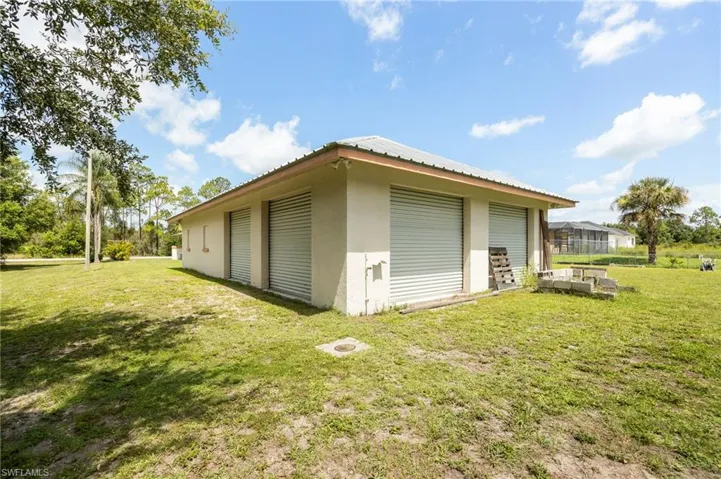 27x52 Garage with 7 roll up doors
