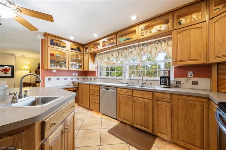 Cabinets have pull out shelves
