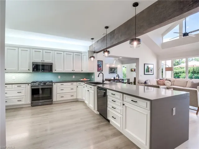 Seamless transition with the waterfall quartz countertop