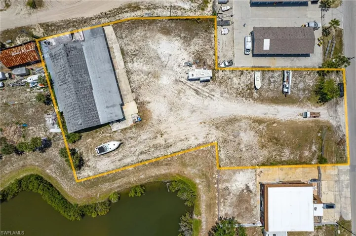 The property is outlined in yellow.
