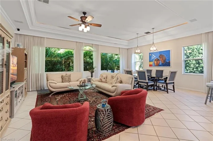 180  Spring Lake  CIR, Naples, FL 34119