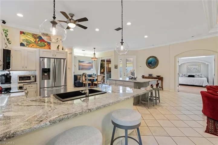 180  Spring Lake  CIR, Naples, FL 34119