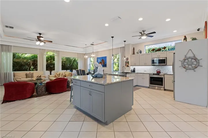 180  Spring Lake  CIR, Naples, FL 34119