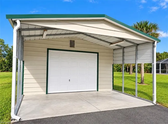 Detached Garage.