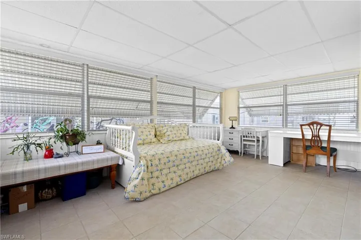 Large bonus room with lots of light