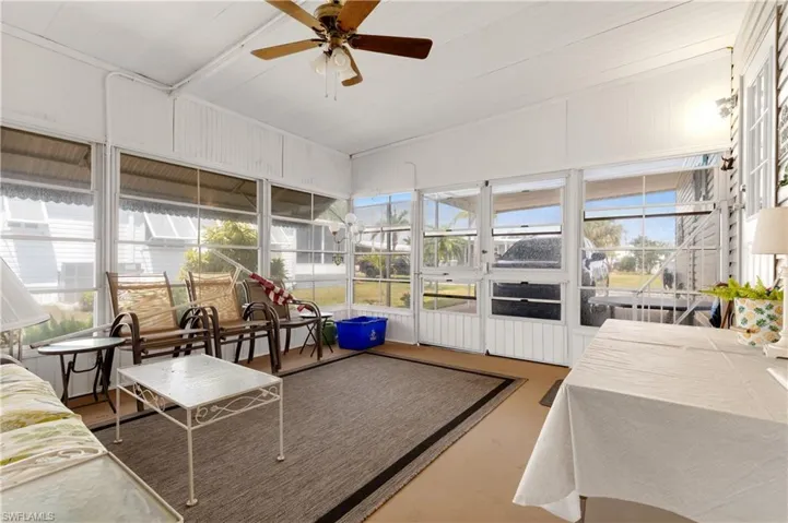 Sunroom / solarium with ceiling fan