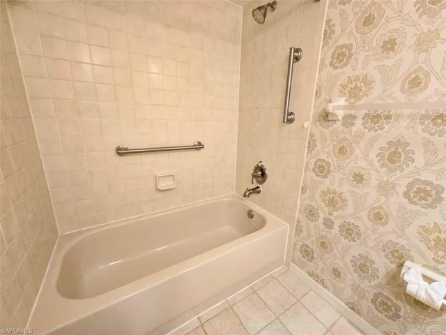 Guest Bathroom Tub/Shower Combo -View 2