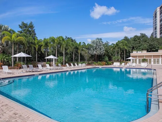 SUNNY SALTWATER POOL