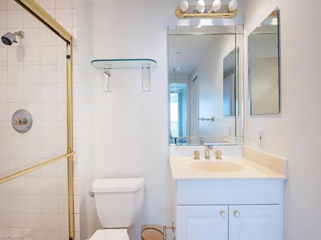 GUEST BATHROOM IN SUITE