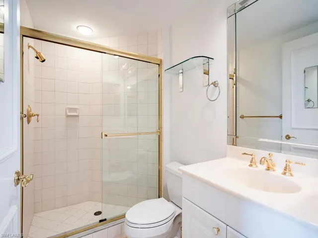 GUEST BATHROOM  IN SUITE