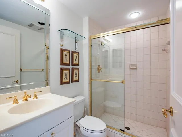 GUEST BATHROOM IN SUITE