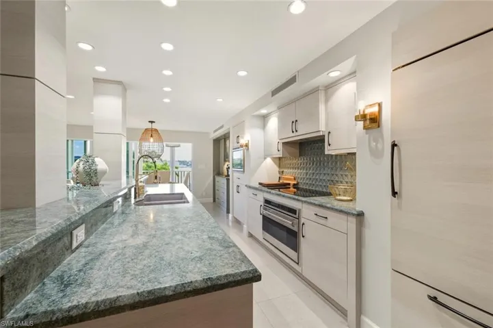 250 Park Shore Dr 101, Naples, Florida 34103