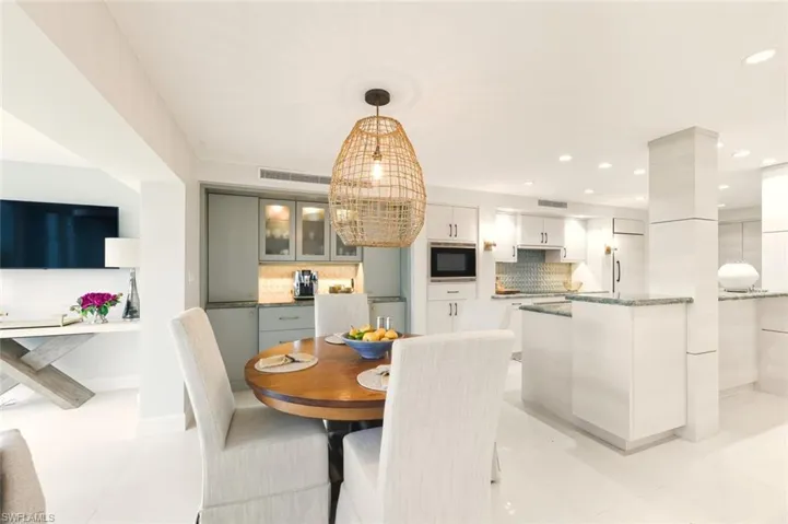 250 Park Shore Dr 101, Naples, Florida 34103