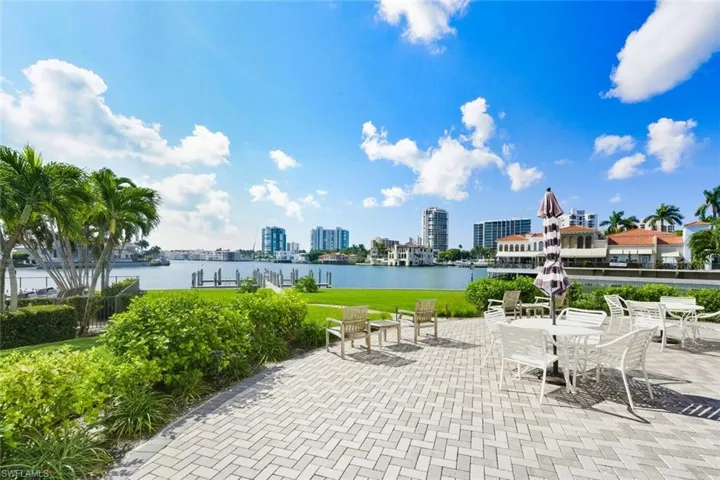 250 Park Shore Dr 101, Naples, Florida 34103