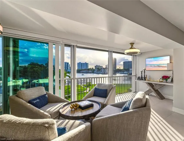 250 Park Shore Dr 101, Naples, Florida 34103