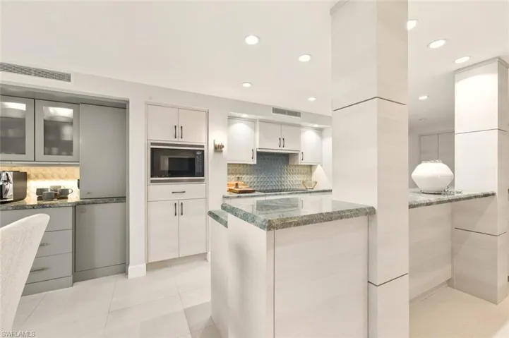 250 Park Shore Dr 101, Naples, Florida 34103