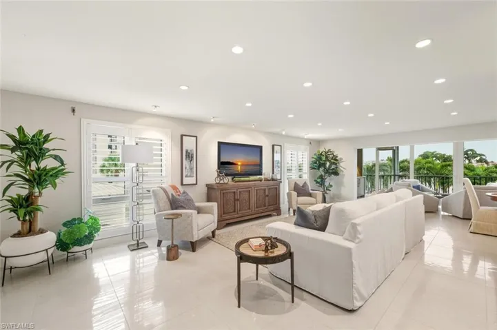 250 Park Shore Dr 101, Naples, Florida 34103