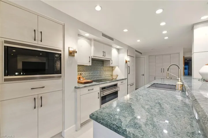 250 Park Shore Dr 101, Naples, Florida 34103
