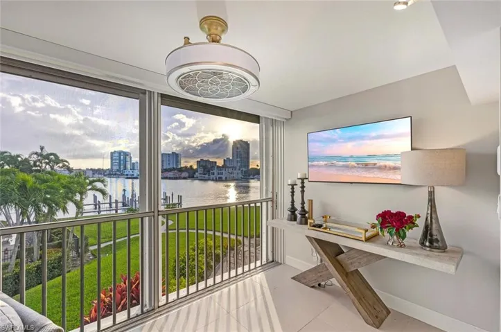 250 Park Shore Dr 101, Naples, Florida 34103