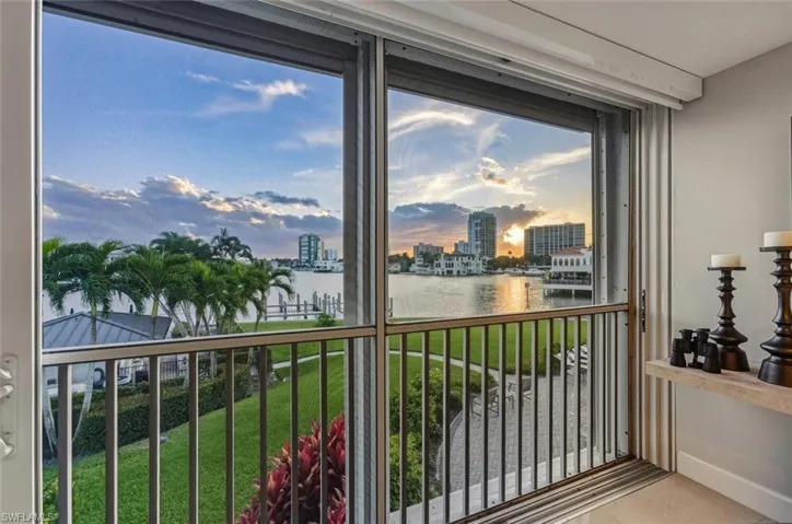 250 Park Shore Dr 101, Naples, Florida 34103