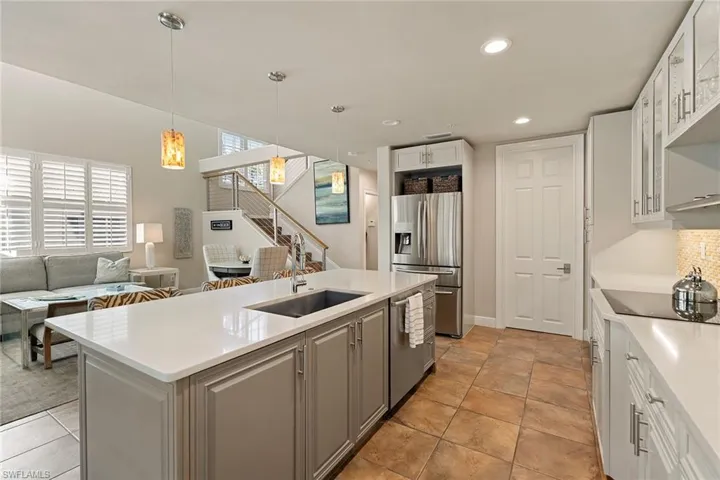 417  4th S AVE, Naples, FL 34102