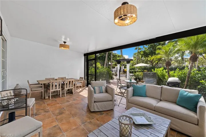 417  4th S AVE, Naples, FL 34102