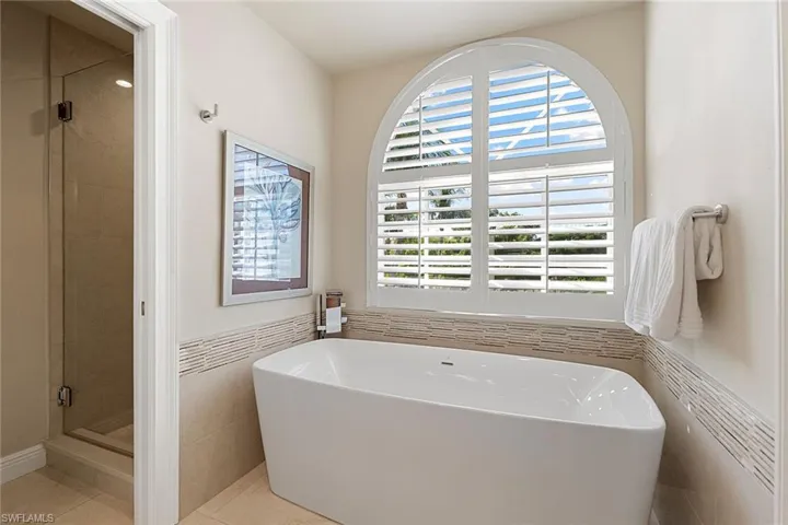 417  4th S AVE, Naples, FL 34102
